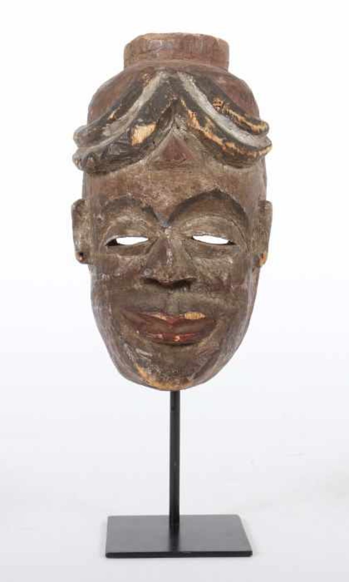 Maske der Igbo oder Ibibio Nigeria, Holz, in Resten schwarz und rot eingefärbt und silberfarben - Bild 2 aus 3