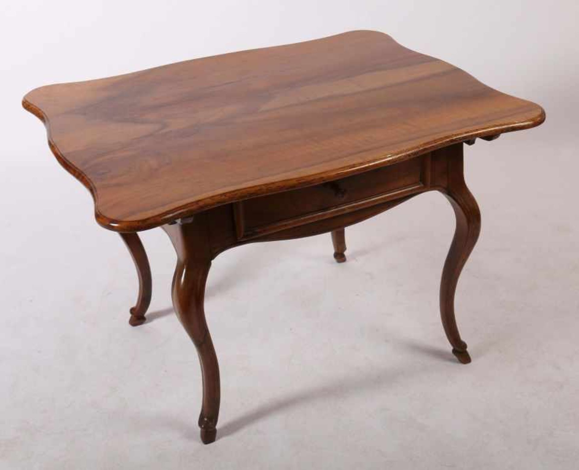 Tisch mit Schubfach Ende 18. Jh., Nussbaum, geschweifte Tischplatte auf Gradleisten, geschweifte - Bild 2 aus 2