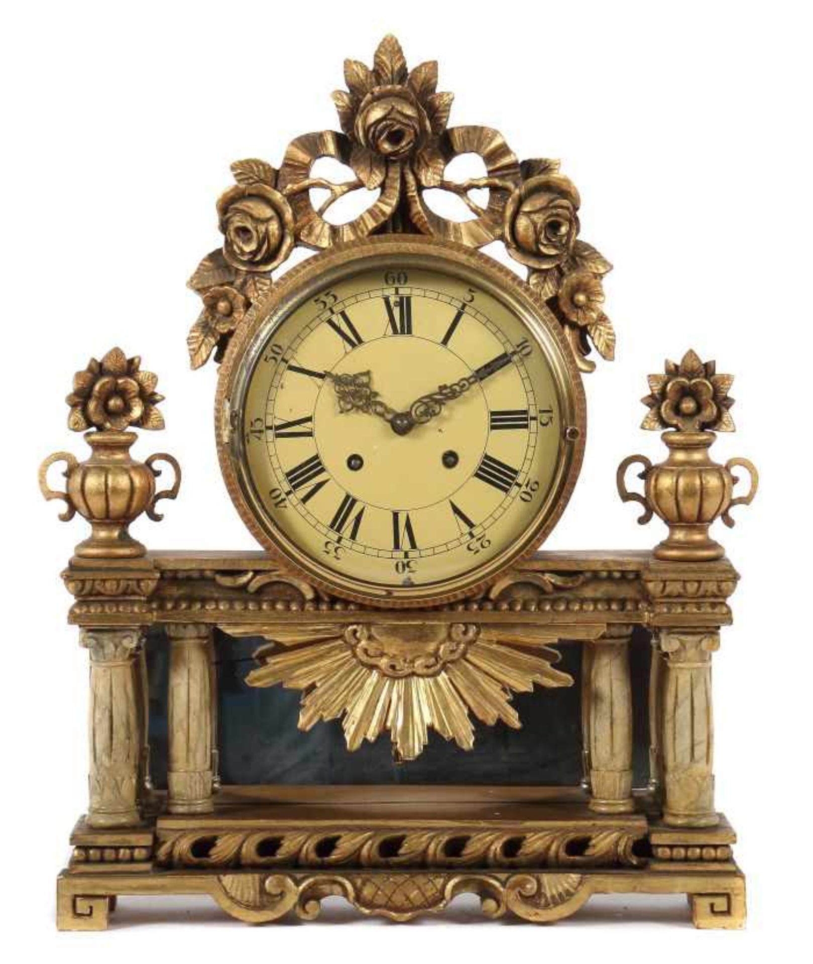 Kaminuhr wohl Schweden, 19. Jh., Holz/vergoldet, großes rundes Uhrengehäuse, von Balustrade