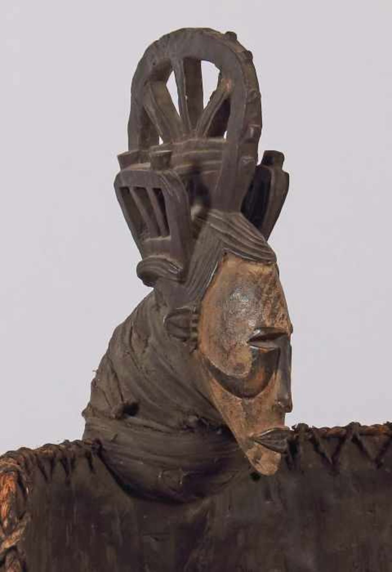 Masken-Stuhl der Igbo Nigeria, Stamm der Igbo, geschnitzter Holzstuhl, die Stützen aus 3 mit - Bild 3 aus 4