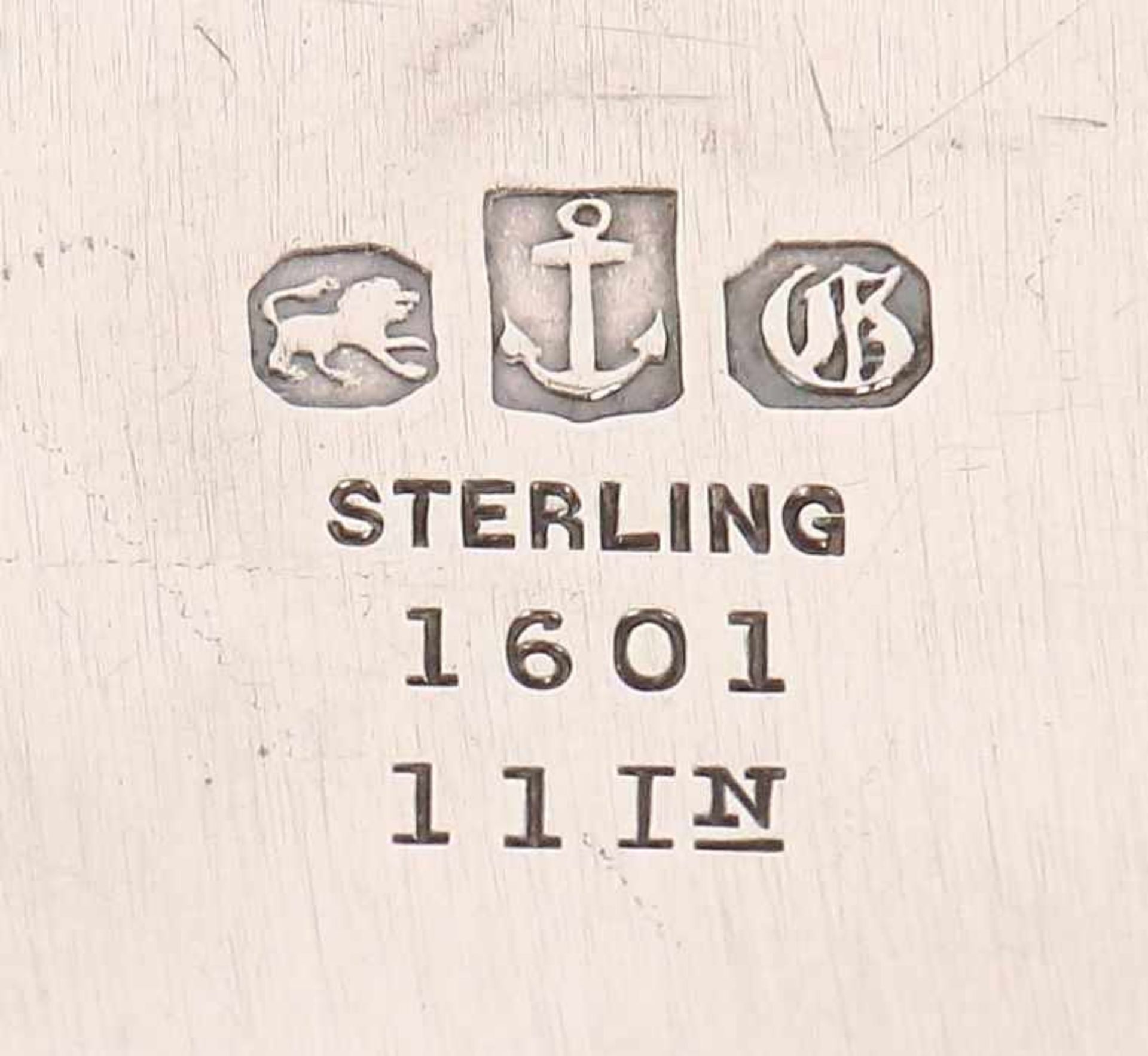 Rundes Tablett 20. Jh., Sterlingsilber, ca. 481 g, schlichter Spiegel, Fahne umgehend rocailliert, - Bild 2 aus 2