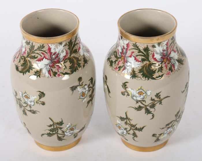 Vasenpaar mit Blumendekor20. Jh., grauer Scherben, glasiert, polychrom aufglasurbemalt und - Image 2 of 3