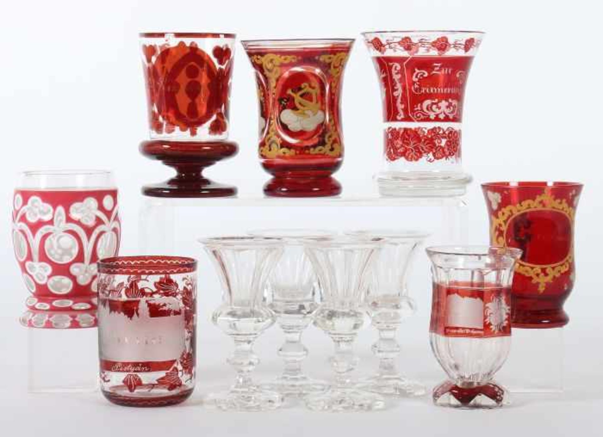 11 Gläser19. Jh., deutsch, meist farbloses Glas, formgepresst, tlw. rotgebeizt, bemalt