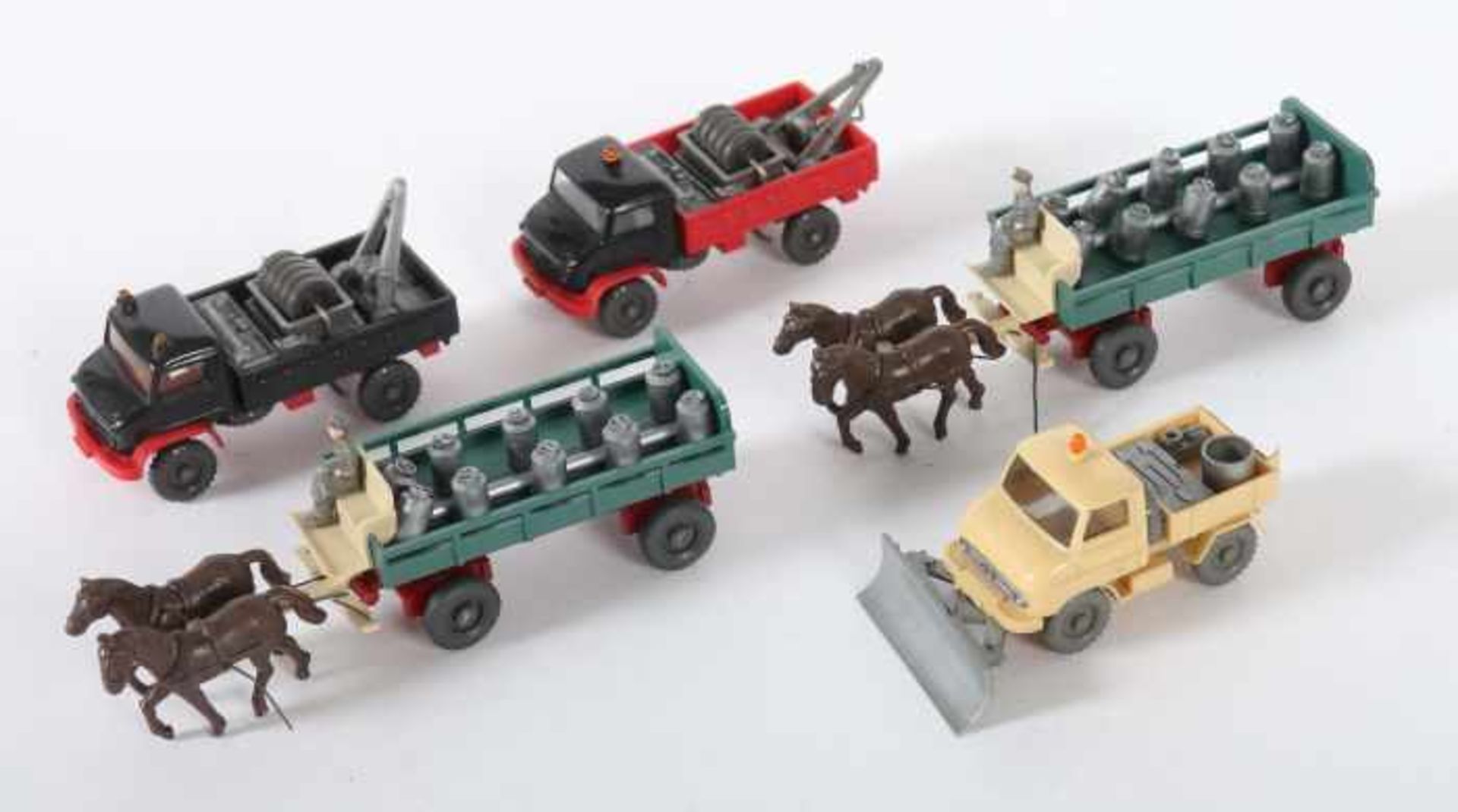 3 Unimogs und 2 KutschenWiking, M: 1:87, 1960/70er Jahre, 2 zweispännige Kutschen sowie 2 - Bild 2 aus 2
