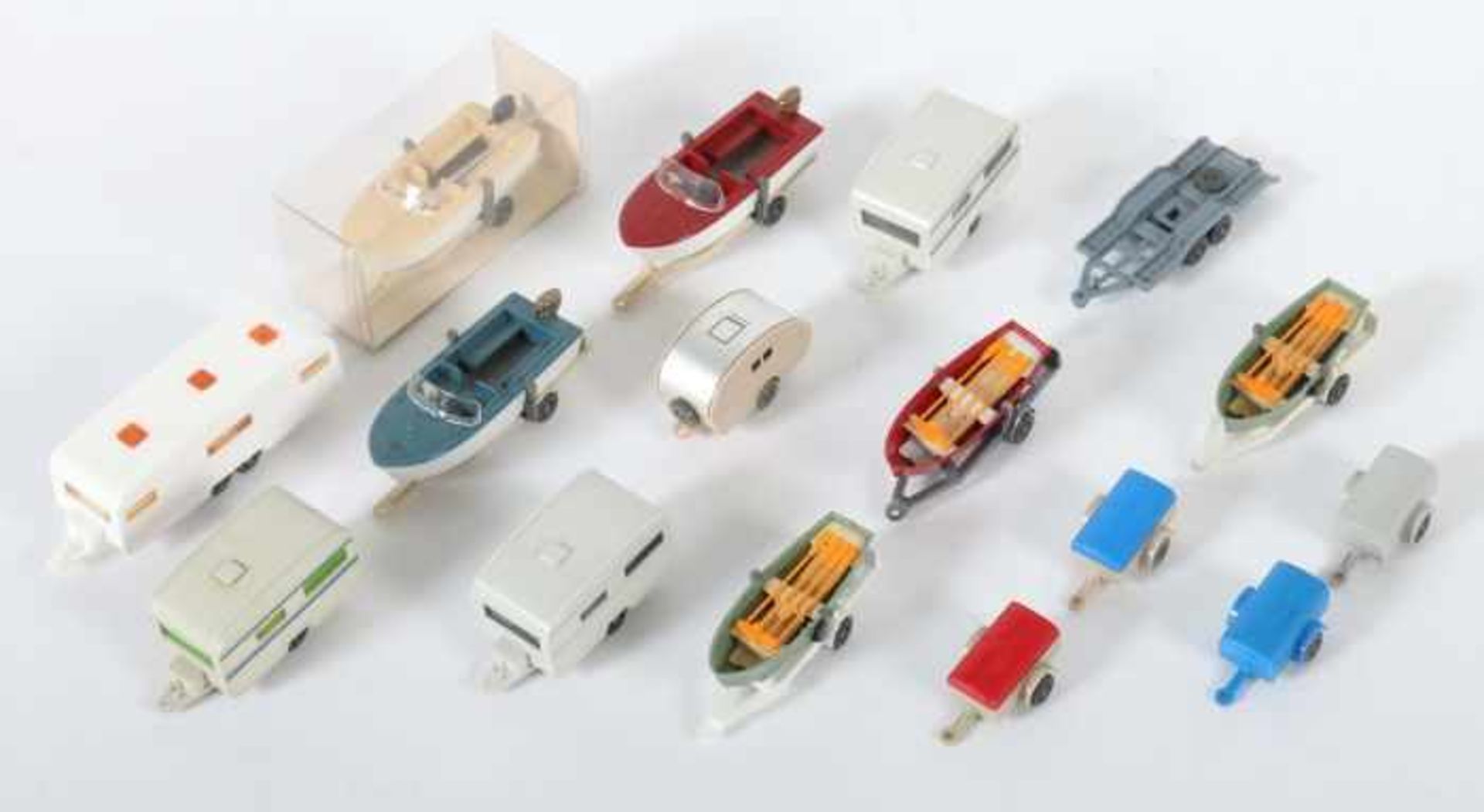 16 Wohnwagen und BooteWiking, M: 1:87, 1950er bis 1970er Jahre, variierende Wohnwagen, Anhänger,