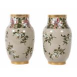 Vasenpaar mit Blumendekor20. Jh., grauer Scherben, glasiert, polychrom aufglasurbemalt und
