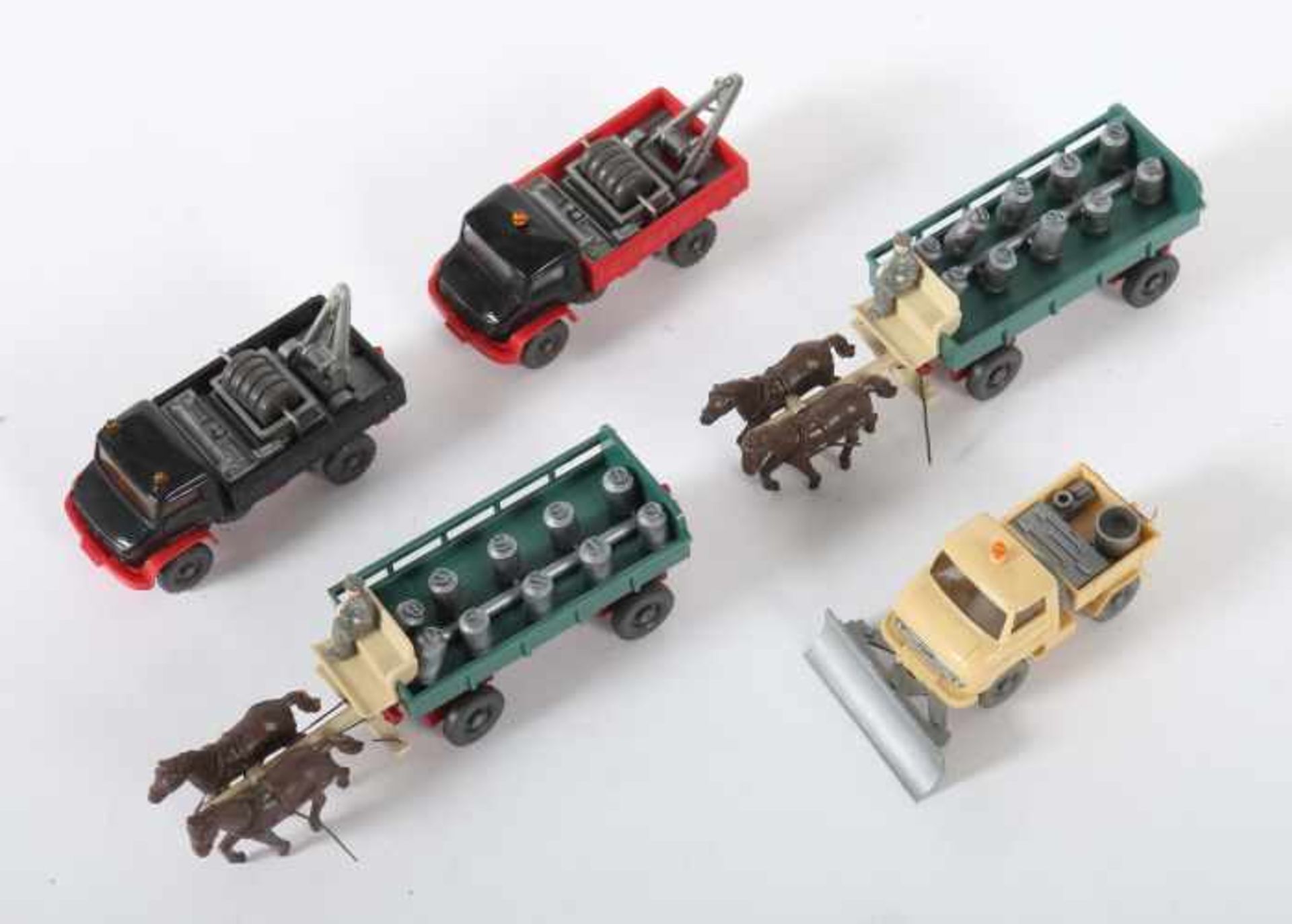 3 Unimogs und 2 KutschenWiking, M: 1:87, 1960/70er Jahre, 2 zweispännige Kutschen sowie 2