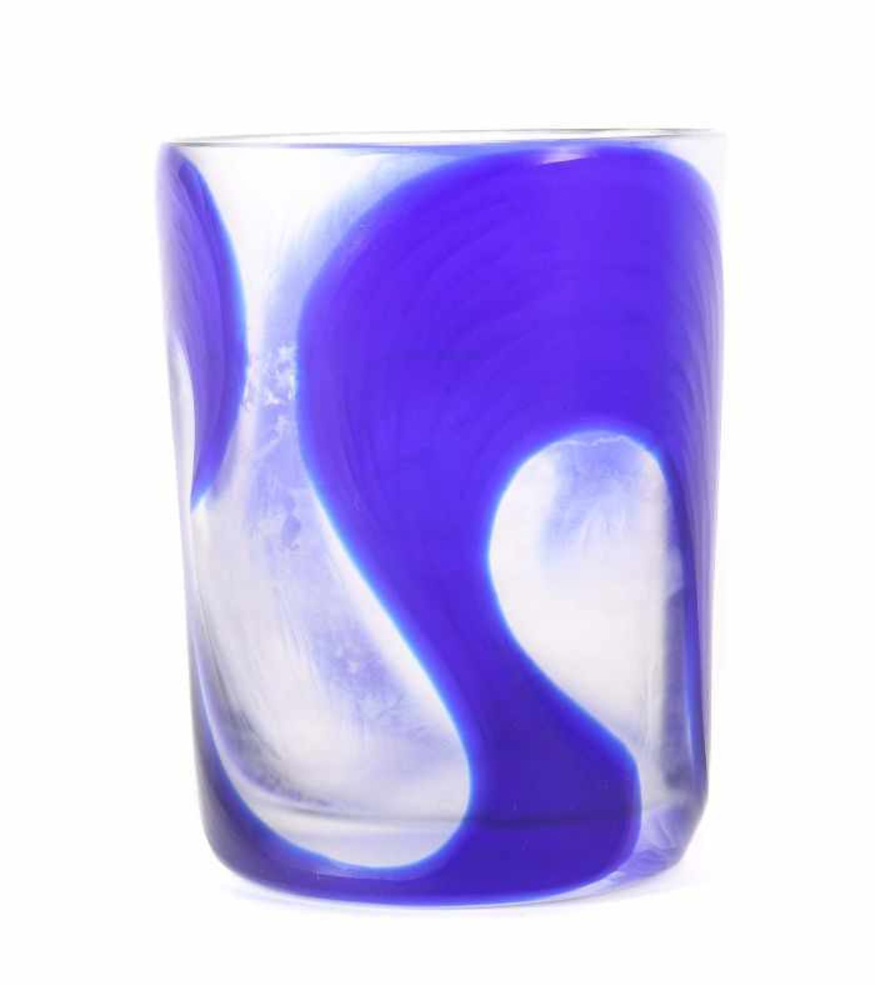 BecherEnde 20. Jh., farbloses Glas, blau überfangen und matt geschliffen, unregelmäßiges,breites