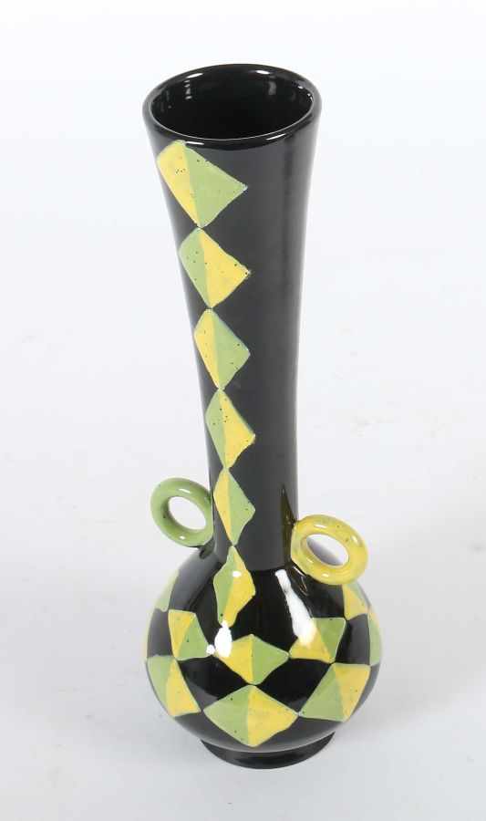 VaseEnde 20. Jh., Italien, rötlicher Scherben, schwarz glasiert, mit Rautenmuster in Gelb undGrün, - Image 2 of 3