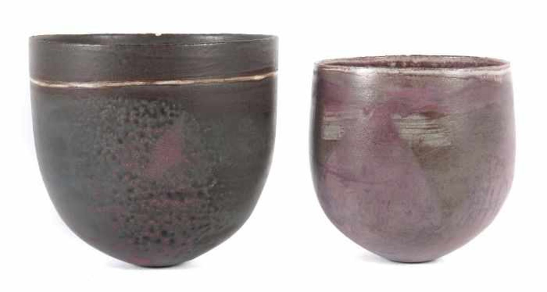 2 Vasenwohl Deutschland, helle Scherben, kleinere Vase mit matter violetter Laufglasur, part.