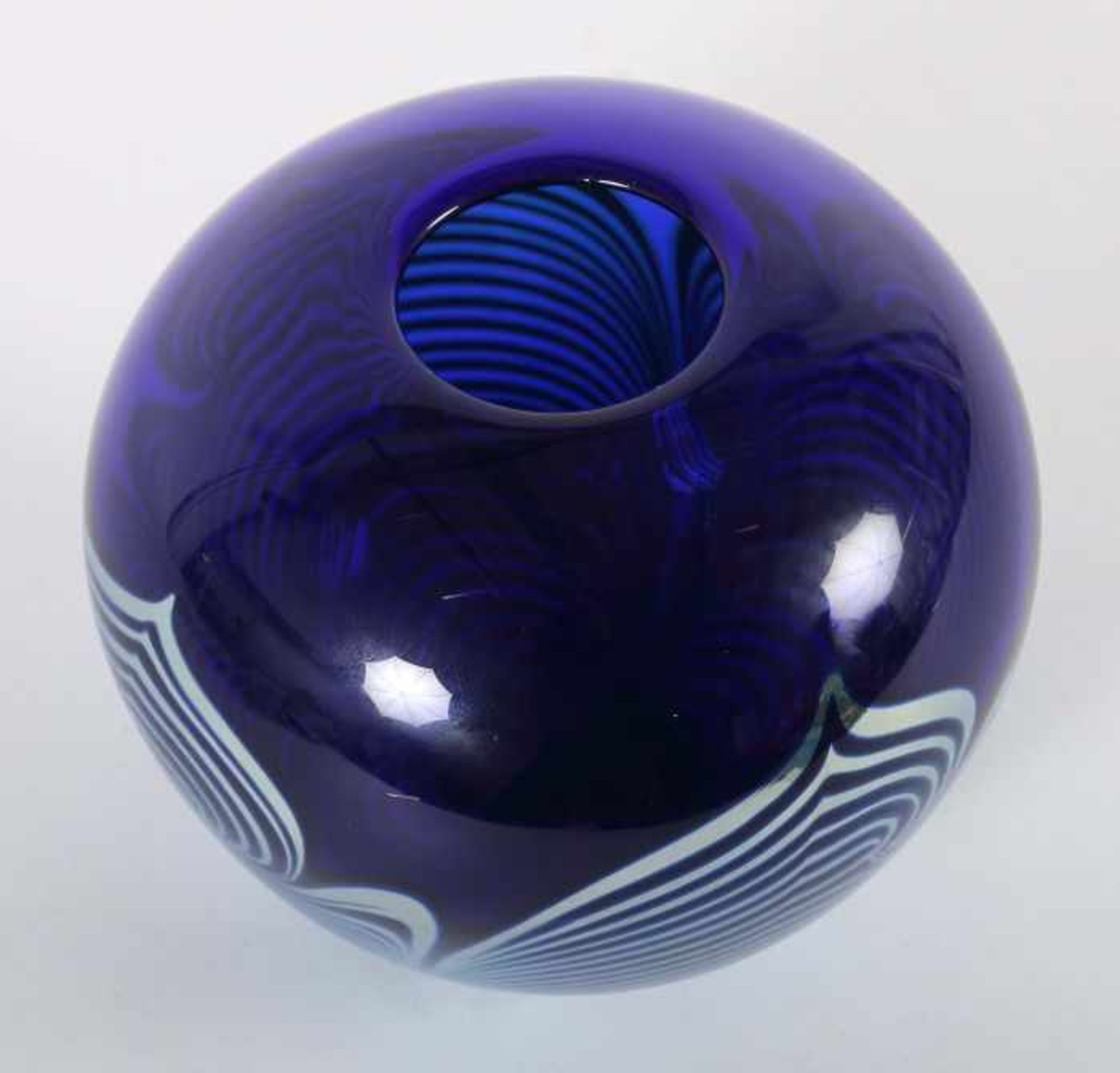 Vase2006, blaues Glas, modellgeblasen, kugelförmig, 4-fach aufgelegtes, eingelegtes undgekämmtes - Bild 3 aus 4
