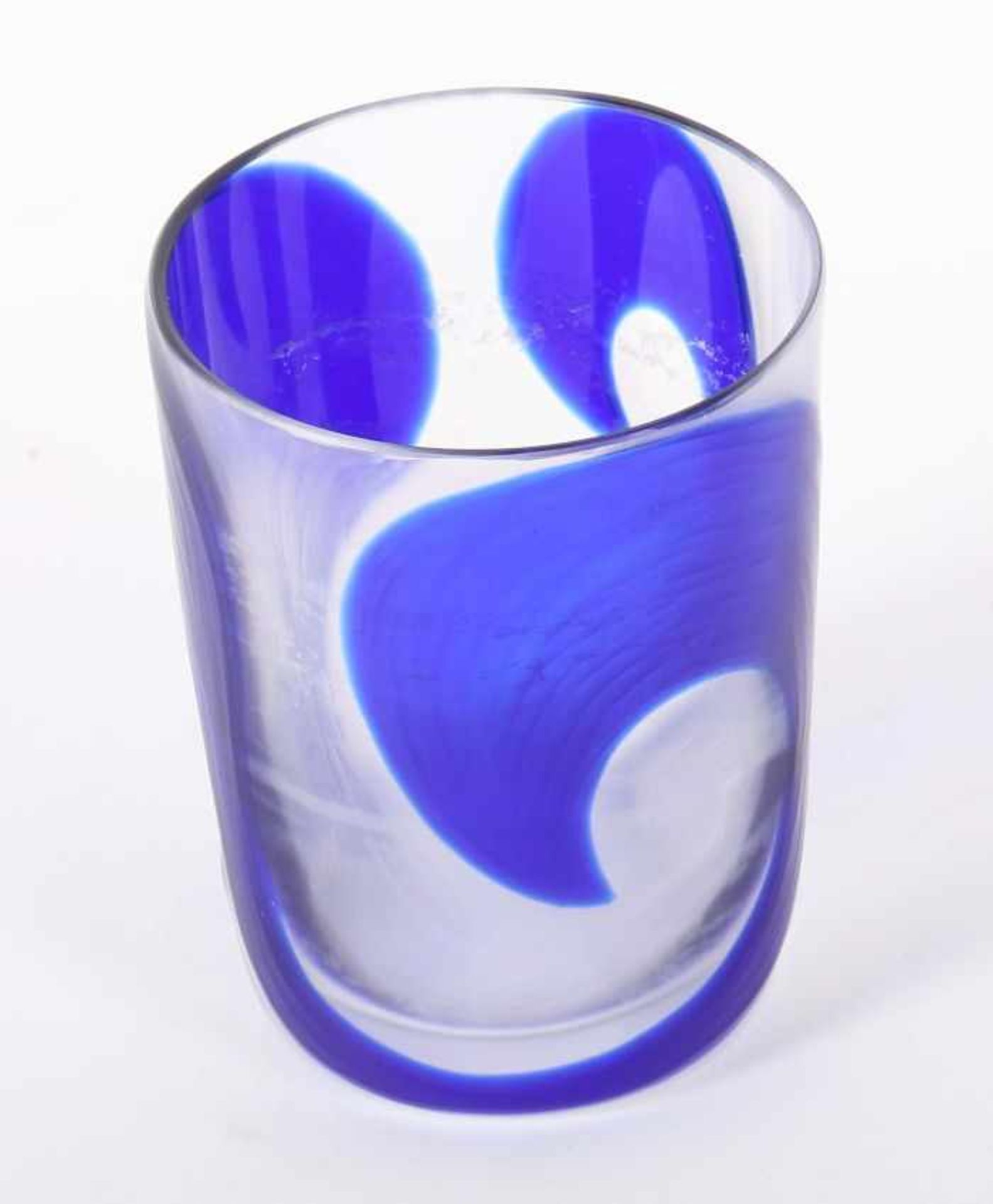 BecherEnde 20. Jh., farbloses Glas, blau überfangen und matt geschliffen, unregelmäßiges,breites - Bild 2 aus 3