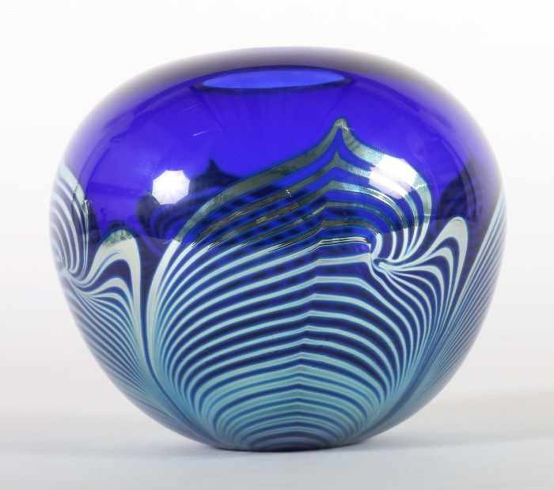 Vase2006, blaues Glas, modellgeblasen, kugelförmig, 4-fach aufgelegtes, eingelegtes undgekämmtes - Bild 2 aus 4