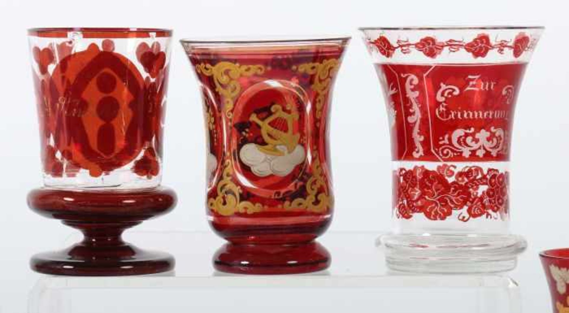11 Gläser19. Jh., deutsch, meist farbloses Glas, formgepresst, tlw. rotgebeizt, bemalt - Bild 2 aus 4