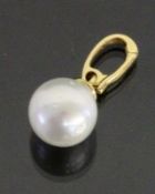 ANHÄNGER MIT SÜDSEEPERLE 585/000 Gelbgold. D. ca. 10mm A PENDANT WITH SOUTH SEA PEARLS 585/000