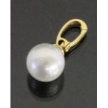 ANHÄNGER MIT SÜDSEEPERLE 585/000 Gelbgold. D. ca. 10mm A PENDANT WITH SOUTH SEA PEARLS 585/000