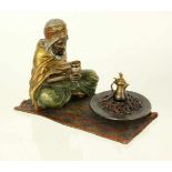 TEEZERMONIE Bemalte Wiener Bronze Auf einem Teppich sitzender Araber mit Teekanne und Becher. L.