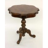 BEISTELLTISCH 20.Jh. Nußbaum mit Intarsiendekor. H.59cm, D.54cm A SIDE TABLE 20th century Walnut