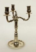 DREIFLAMMIGER KERZENLEUCHTER Silber. 3-armiges Oberteil abnehmbar. H.33cm, ca. 817g. Gepr. A 3-LIGHT
