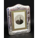 TISCHRAHMEN Silber. Gesamtmaß 26,5x20,5cm A PHOTOGRAPH FRAME Silver. Overall size 26.5 x 20.5 cm