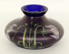 JUGENDSTIL ZIERVASE Poschinger um 1910 Dunkelviolettes irisierendes Glas mit gemaltem Liliendekor.