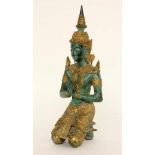 KNIENDER THAIBUDDHA Bronze, grün patiniert und partiell vergoldet. H.36cm A KNEELING THAI BUDDHA
