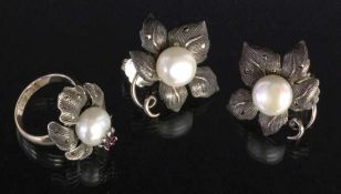 PAAR OHRSTECKER UND RING Silber mit Perle A PAIR OF STUD EARRINGS AND A RING Silver with pearl