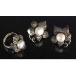PAAR OHRSTECKER UND RING Silber mit Perle A PAIR OF STUD EARRINGS AND A RING Silver with pearl