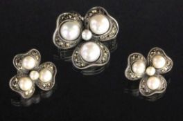 PAAR OHRSTECKER und BROSCHE/ANHÄNGER Silber mit Markasiten und Perle A PAIR OF STUD EARRINGS AND A