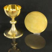 ABENDMAHLSKELCH MIT HOSTIENSCHALE Frankreich um 1900 Silber vergoldet mit Gravuren und aufmontiertes
