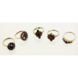 LOT 5 GRANATRINGE 333/000 Gelbgold. Butto ca. 15g A LOT OF 5 GARNET RINGS 333/000 yellow gold. Gross