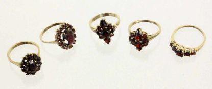 LOT 5 GRANATRINGE 333/000 Gelbgold. Butto ca. 15g A LOT OF 5 GARNET RINGS 333/000 yellow gold. Gross