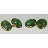 PAAR MANSCHETTENKNÖPFE 585/000 Gelbgold mit Jade. Brutto ca. 11,48g A PAIR OF CUFF LINKS 585/000