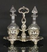 HUILIERE Frankreich 1849 - 1861 Silber mit 2 geschliffenen Glaskaraffen und Stöpseln.