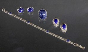 LOT 4 TEILE SILBERSCHMUCK mit Lapislazuli A LOT OF 4 SILVER JEWELLERY PIECES with lapis lazuli