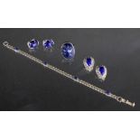 LOT 4 TEILE SILBERSCHMUCK mit Lapislazuli A LOT OF 4 SILVER JEWELLERY PIECES with lapis lazuli