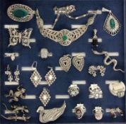 LOT VON 23 TEILEN SCHMUCK teils antik, meist Silber mit Markasiten und verschiedenen Edelsteinen A