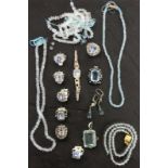 LOT 15 TEILE SCHMUCK meist Silber, teils mit Blautopas A LOT OF 15 JEWELLERY PIECES mostly silver,