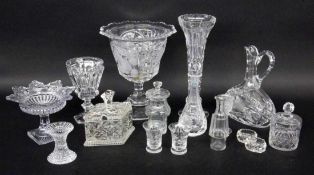 LOT 15 TEILE GLAS Karaffen, Gläsern, Flacons etc. H. max. 28cm. Gebrauchsspuren A LOT OF 15 GLASS