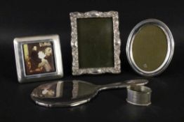 LOT 5 TEILE SILBER 3 Fotorahmen, Handspiegel und Serviettenring A LOT OF 5 SILVER PIECES 3 Photo