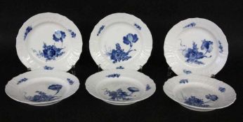 SATZ VON 6 KUCHENTELLERN Royal Copenhagen. Mit Blaudekor. Manufakturmarke. D.20cm A SET OF 6 CAKE