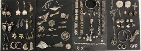 LOT 60 TEILE SCHMUCK meist Silber A LOT 60 JEWELLERY PIECES mostly silver