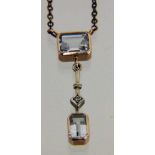 COLLIER IM ART DECO STIL 585/000 Roségold mit Aquamarin und kleinem Diamant. AN ART DECO STYLE