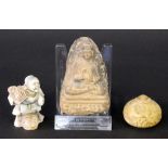 DREI TEILE ASIATIKA Netsuke, Jadedöschen und Steinbuddha. H. ca. 3-8cm THREE ASIAN ART PIECES A