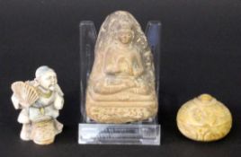 DREI TEILE ASIATIKA Netsuke, Jadedöschen und Steinbuddha. H. ca. 3-8cm THREE ASIAN ART PIECES A