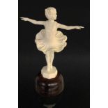 BALLERINA nach Ferdinand Preiss, um 1920 Geschnitzte Elfenbeinfigur einer Ballerina mit