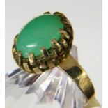 DAMENRING 585/000 Gelbgold mit Jade-Cabochon. Brutto ca. 6,7g, Gr. 54 A LADIES RING 585/000 yellow