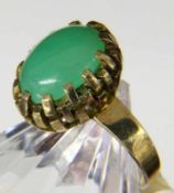 DAMENRING 585/000 Gelbgold mit Jade-Cabochon. Brutto ca. 6,7g, Gr. 54 A LADIES RING 585/000 yellow