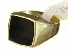 HERRENRING 333/000 Gelbgold mit Onyxplatte. Brutto ca. 4,4g, Gr.68 A MEN'S RING 333/000 yellow