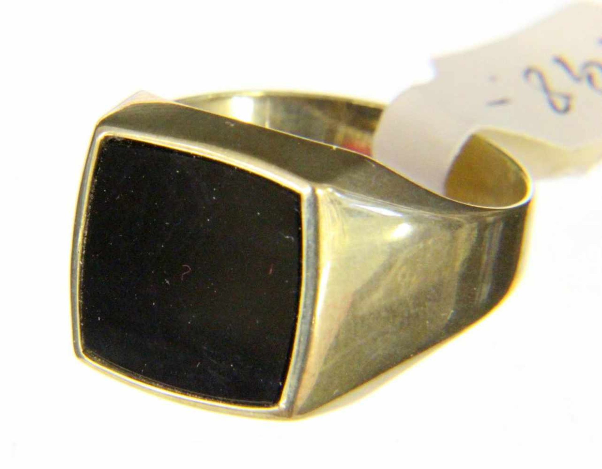 HERRENRING 333/000 Gelbgold mit Onyxplatte. Brutto ca. 4,4g, Gr.68 A MEN'S RING 333/000 yellow